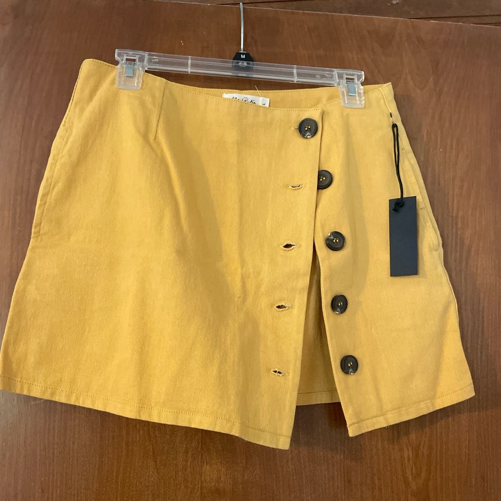 Button skirt